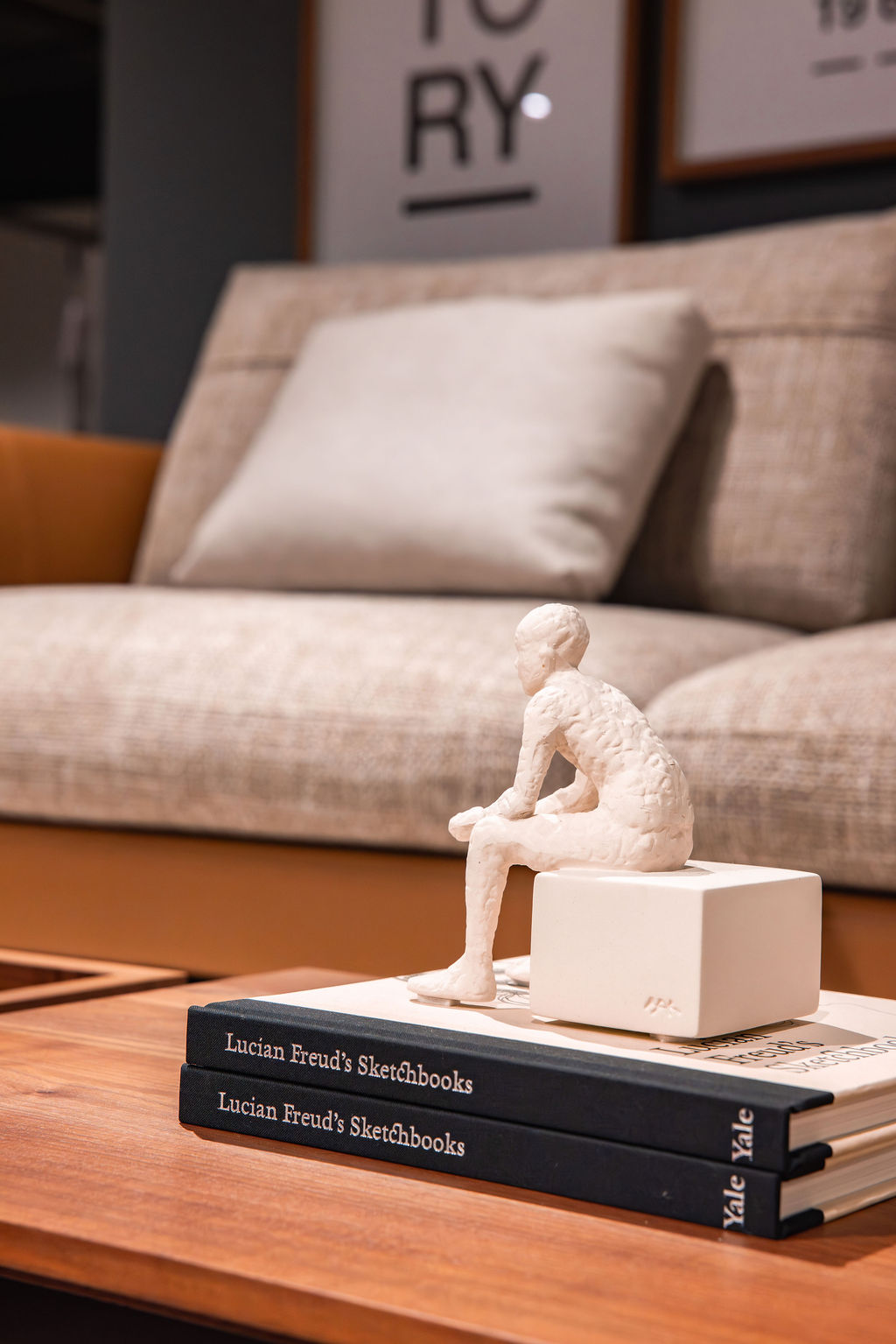 Detail van een Rolf Benz bank met stof en sculptuur