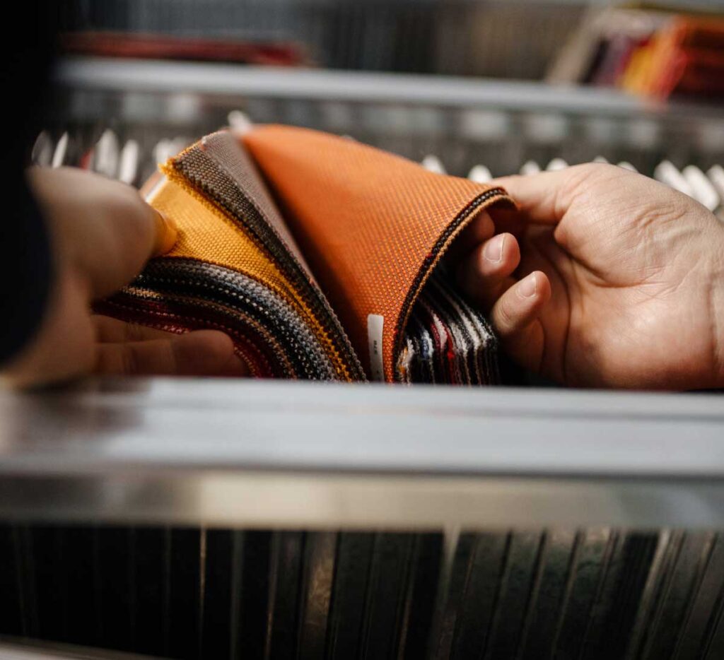 Interieur advies handen met stof stalen